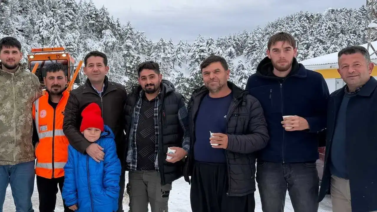 Adana’da Kar Seferberliği: Mahsur Kalanlar Çay İkramıyla Isındı! 2